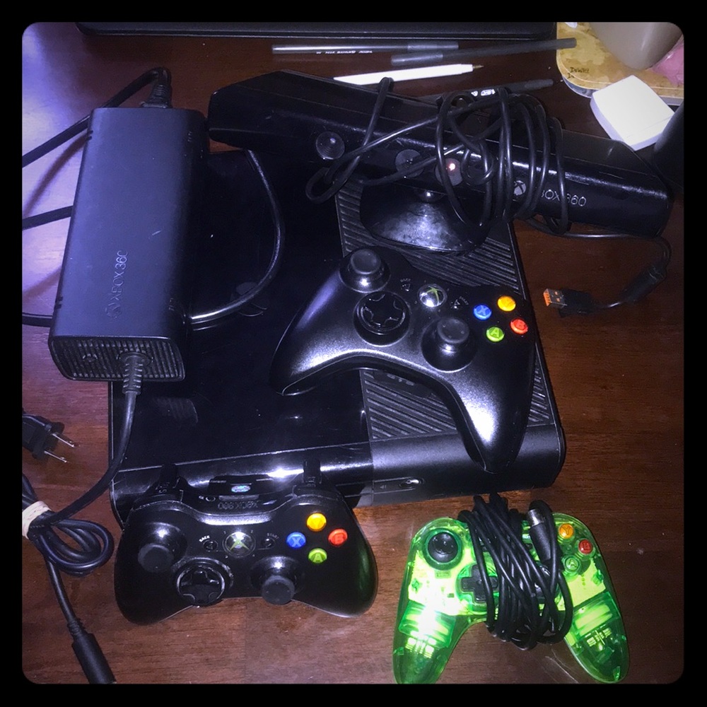 Xbox 360 with 3 controllers+ camera Kinect